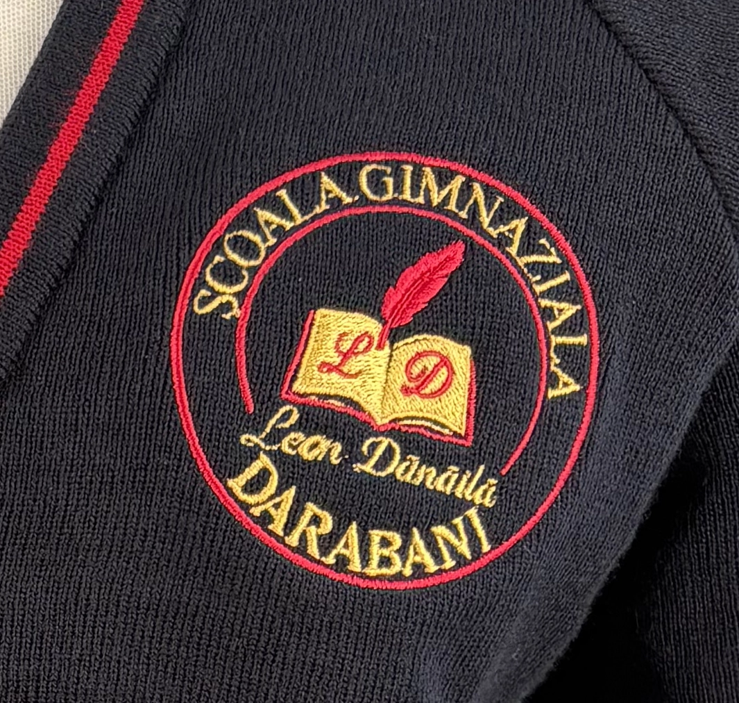Broderie cu emblema școlii realizată în Darabani