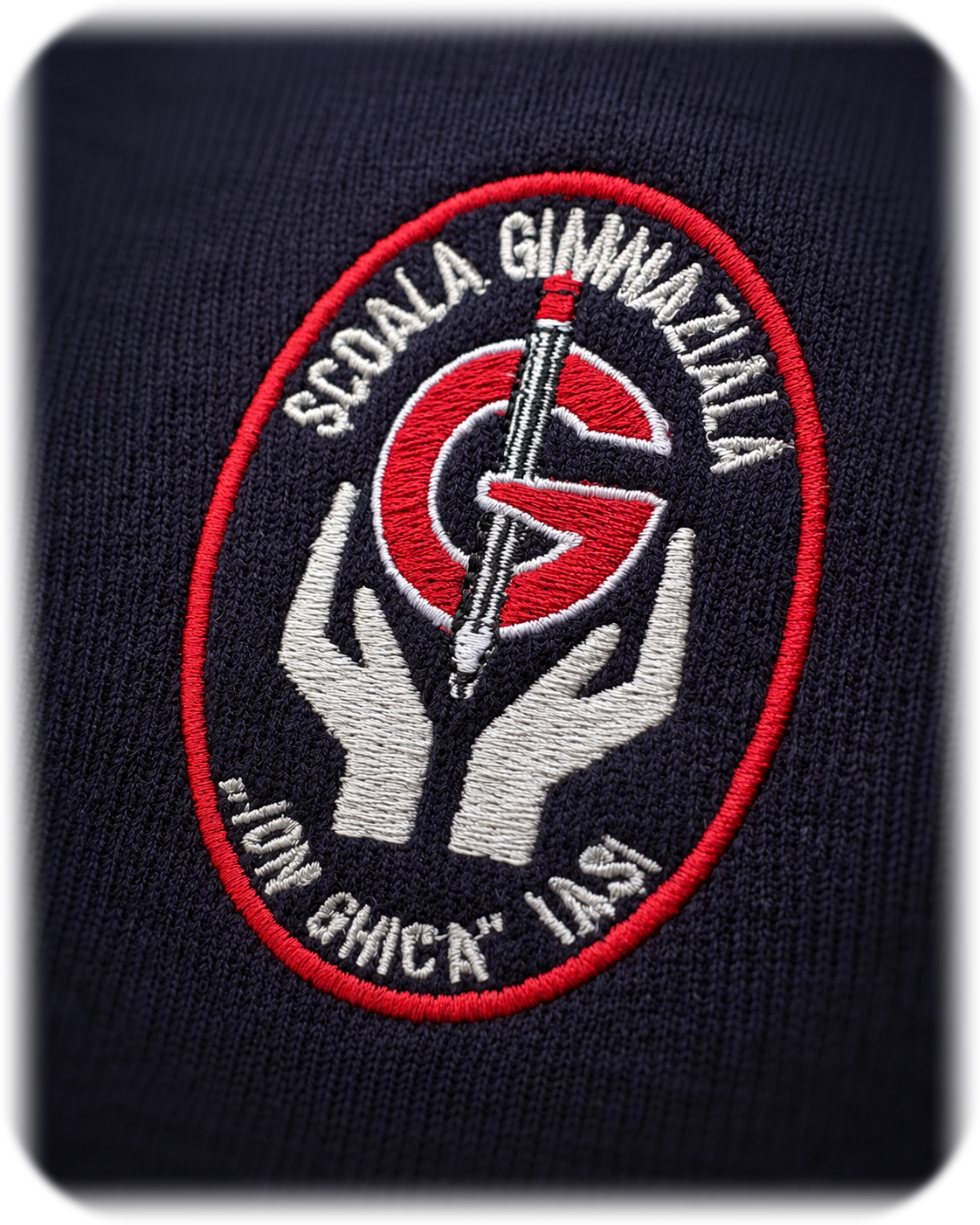 Detaliu broderie cu emblemă școlară