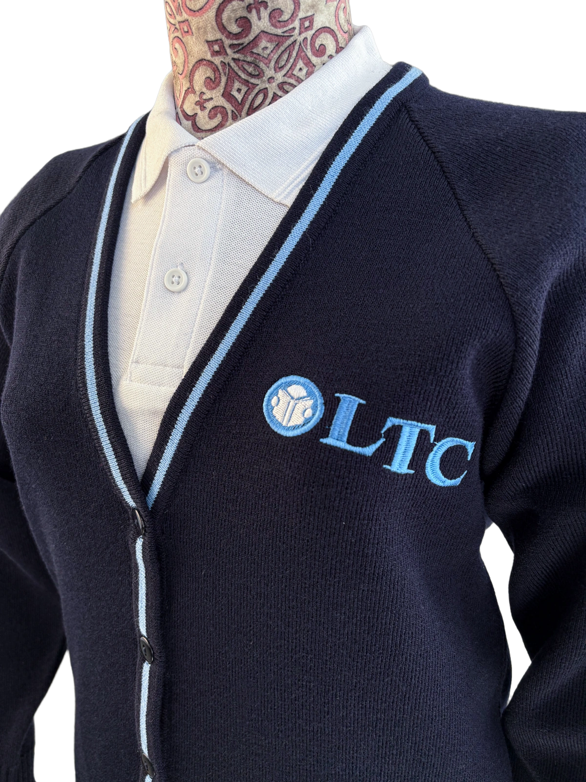 Detaliu broderie pe jachetă tricotată pentru uniformă școlară